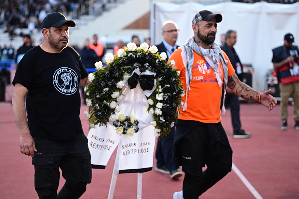 Ράγισαν καρδιές: Οι οπαδοί του ΟΦΗ κατέθεσαν στεφάνια για τους αδικοχαμένους φίλους του ΠΑΟΚ (pics)