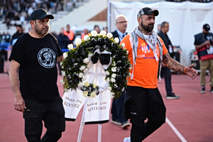 Ράγισαν καρδιές: Οι οπαδοί του ΟΦΗ κατέθεσαν στεφάνια για τους αδικοχαμένους φίλους του ΠΑΟΚ (pics)