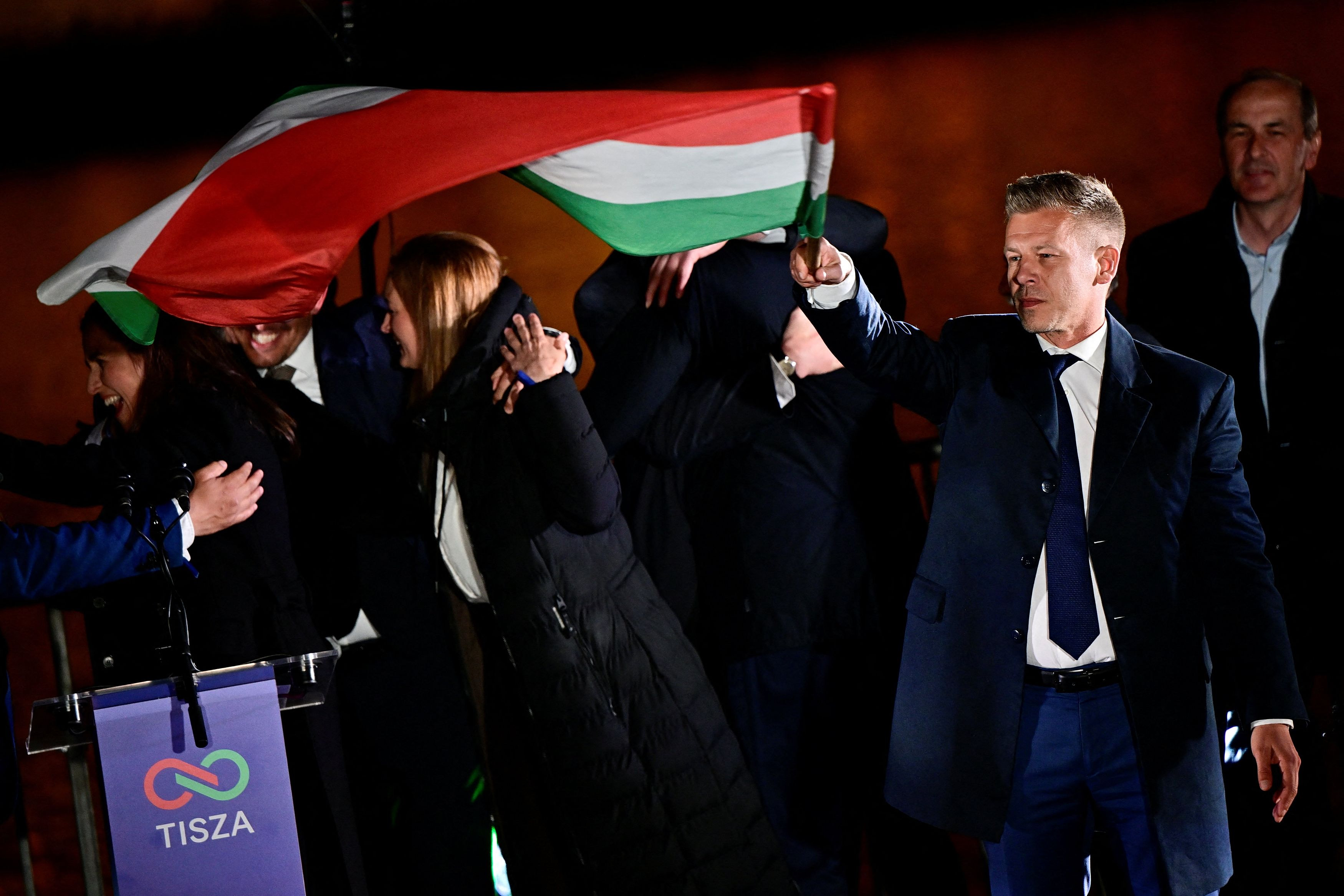 &Epsilon;&kappa;&lambda;&omicron;&gamma;έ&sigmaf; &sigma;&tau;&eta;&nu; &Omicron;&upsilon;&gamma;&gamma;&alpha;&rho;ί&alpha;: &laquo;&Rho;ώ&sigma;&omicron;&iota; &sigma;&pi;ί&tau;&iota;&alpha; &sigma;&alpha;&sigmaf;!&raquo; &ndash; &Omicron; &Tau;&omicron;&upsilon;&sigma;&kappa; &chi;&alpha;&iota;&rho;&epsilon;&tau;ί&zeta;&epsilon;&iota; &tau;&eta;&nu; &laquo;έ&nu;&delta;&omicron;&xi;&eta; &nu;ί&kappa;&eta;&raquo; &Mu;ά&gamma;&kappa;&iota;&alpha;&rho;