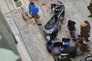 Άφαντος παραμένει ο 59χρονος που ξυλοκόπησε 22χρονη στο Παγκράτι για μια θέση στάθμευσης