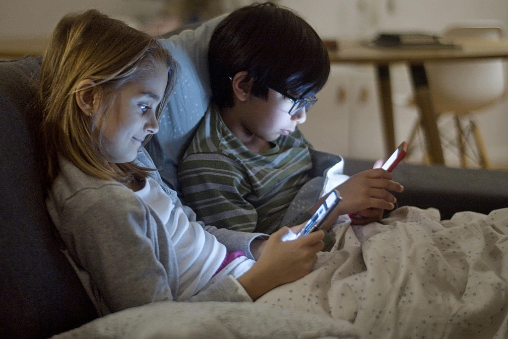 Ψηφιακό φραγμό στα social media των παιδιών βάζει η ΕΕ