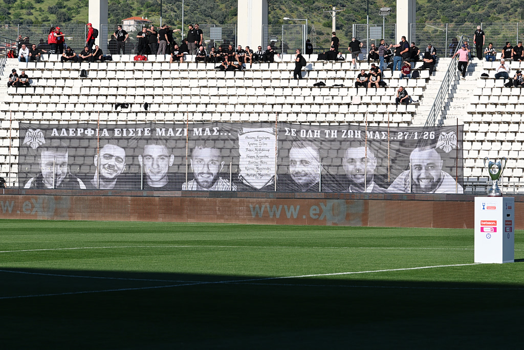 Το πανό των οπαδών του ΠΑΟΚ για τους αδικοχαμένους φιλάθλους στην Ρουμανία – «Αδέρφια είστε μαζί μας, σε όλη τη ζωή μας»