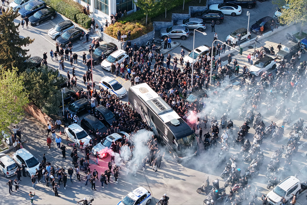 Ασπρόμαυρη… προθέρμανση από τον κόσμο του ΠΑΟΚ πριν την Τούμπα (vid)