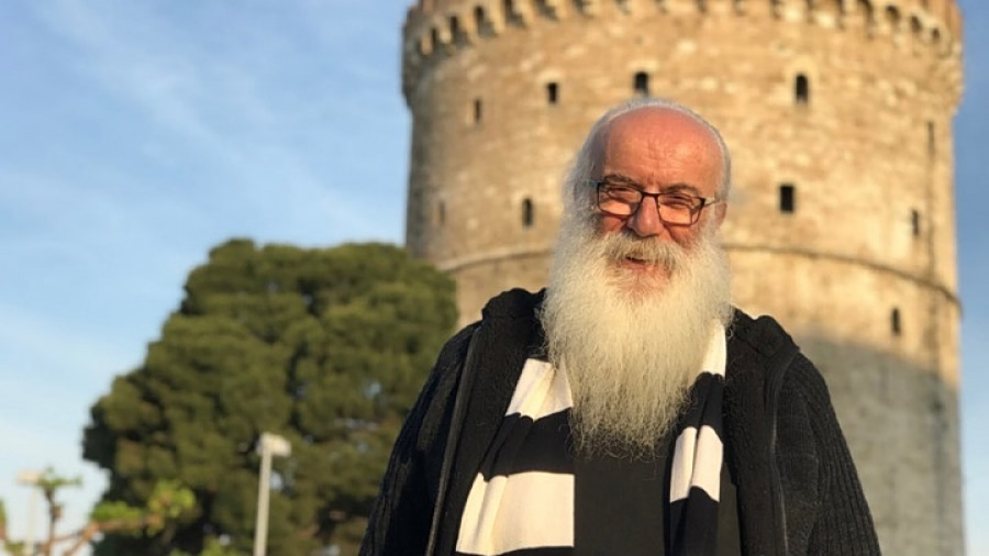 Ο πάτερ Χρήστος Μήτσιος (παπά-ΠΑΟΚ) στο tanea.gr: «Είμαστε μια ομάδα που κουβαλάει μια ιστορία και γι’ αυτό χαιρόμαστε τον Δικέφαλο»