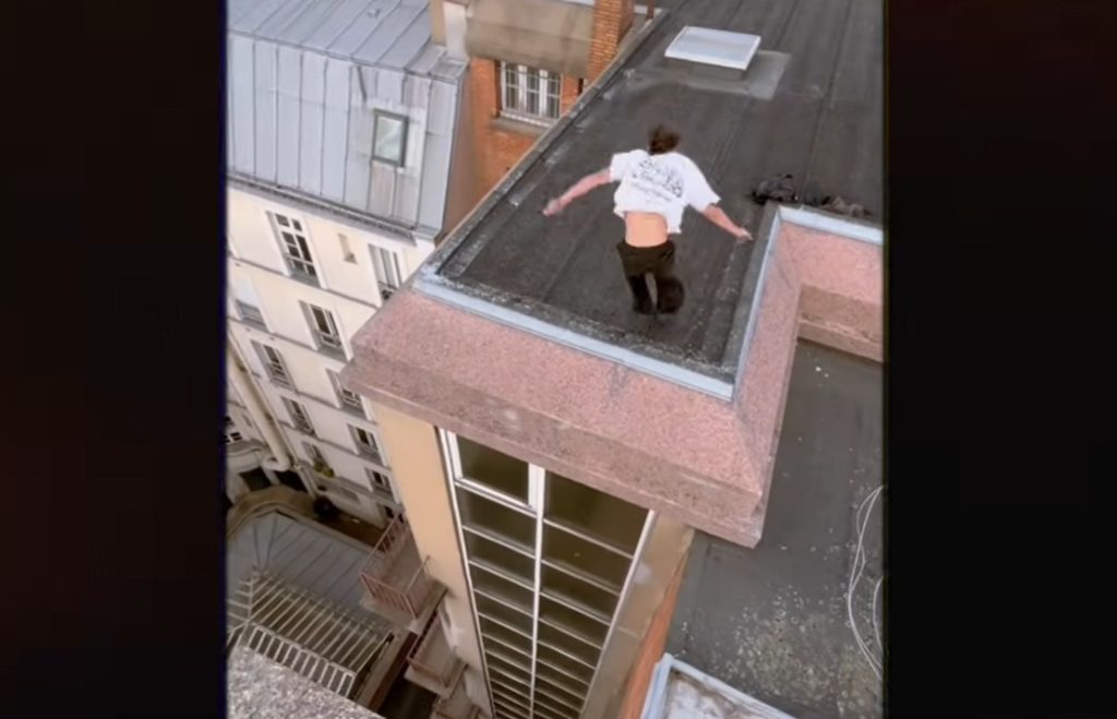 Παρκουρίστας από την Γαλλία «πετάει» από ταράτσα σε ταράτσα στην Αθήνα και κόβει την ανάσα