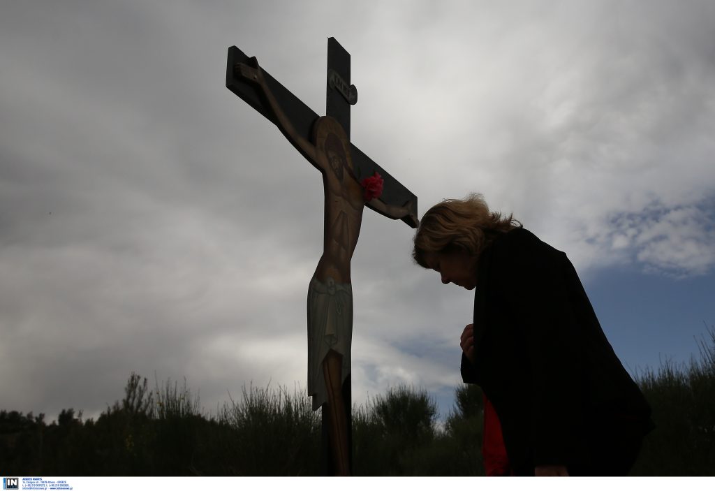 Καιρός Πάσχα: Με βροχές και κρύο ο Επιτάφιος – Ανατροπή με «μίνι καλοκαίρι» το σούβλισμα της Κυριακής