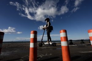 Ηλεκτρικά πατίνια: Ποιος φταίει για την άναρχη και επικίνδυνη μόδα στους δρόμους – Γιατί δεν αρκούν τα έως τώρα μέτρα