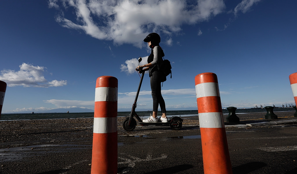 Ηλεκτρικά πατίνια: Ποιος φταίει για την άναρχη και επικίνδυνη μόδα στους δρόμους – Γιατί δεν αρκούν τα έως τώρα μέτρα