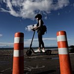 Ηλεκτρικά πατίνια: Ποιος φταίει για την άναρχη και επικίνδυνη μόδα στους δρόμους – Γιατί δεν αρκούν τα έως τώρα μέτρα