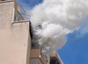 Τραγωδία στην Πάτρα: Η οικιακή βοηθός περιγράφει πώς εκδηλώθηκε η πυρκαγιά και κάηκε η 92χρονη