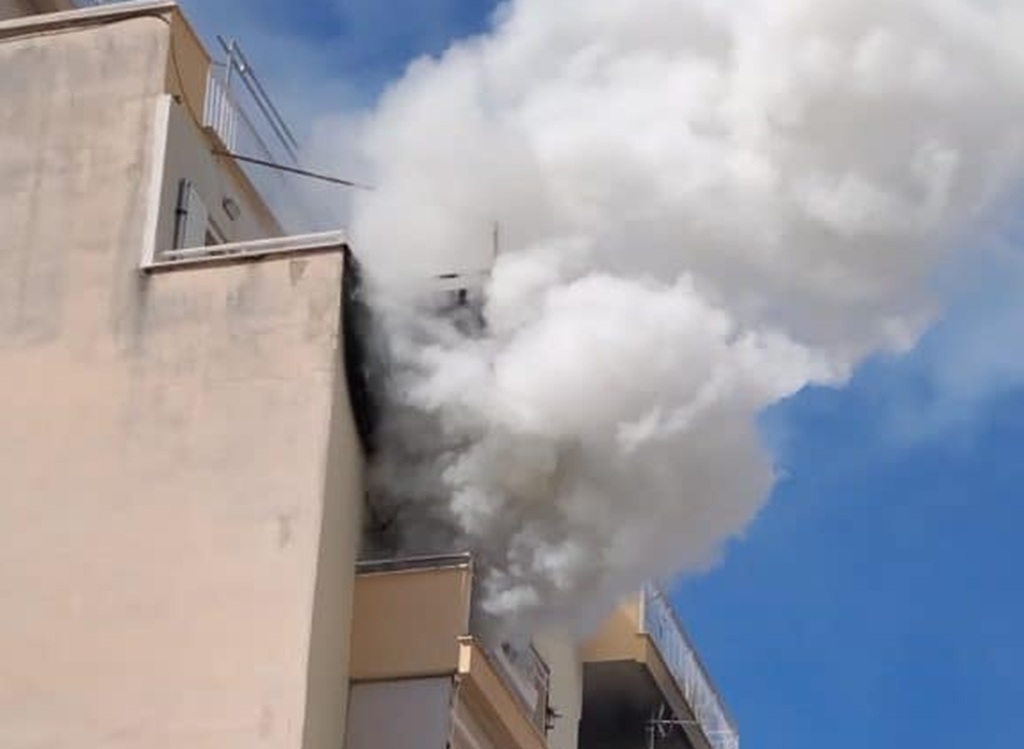 Τραγωδία στην Πάτρα: Η οικιακή βοηθός περιγράφει πώς εκδηλώθηκε η πυρκαγιά και κάηκε η 92χρονη