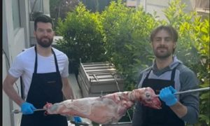 Στο πασχαλινό κλίμα Πίτερς και Πάπας: Έψησαν μαζί αρνί