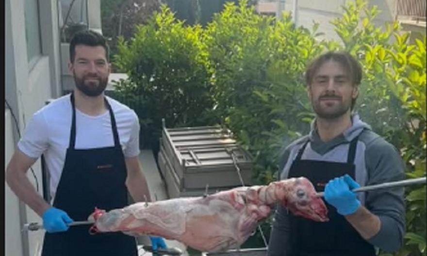 Στο πασχαλινό κλίμα Πίτερς και Πάπας: Έψησαν μαζί αρνί
