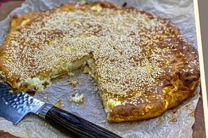 «Η τυρόπιτα της μαμάς»: Πανεύκολη, χωρίς φύλλο – Με την υπογραφή της Αργυρώς Μπαρμπαρίγου