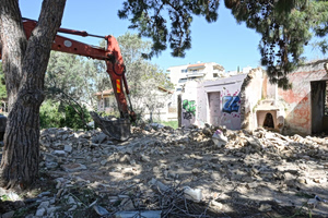 Ρέμα Πικροδάφνης: Έπιασαν δουλειά οι μπουλντόζες ύστερα από 50 χρόνια – Κατεδάφισαν αυθαίρετα