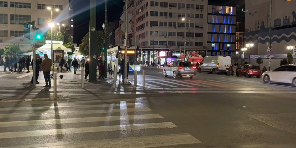 Σκηνές τρόμου στον Πειραιά: Σε κρίσιμη κατάσταση 17χρονος που παρασύρθηκε από λεωφορείο