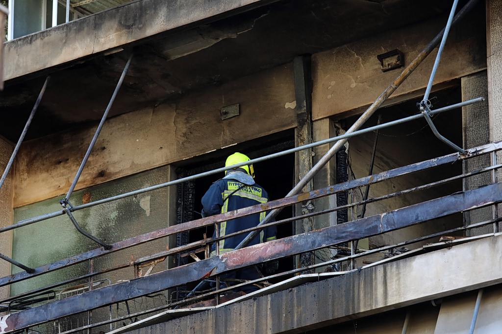 Τραγωδία στον Κολωνό: Δύο νεκροί από φωτιά σε διαμέρισμα