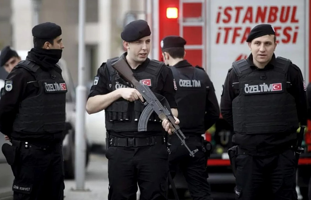 Σκηνές πανικού στην Τουρκία: Νέο περιστατικό με πυροβολισμούς σε πλατεία στο Ντιγιαρμπακίρ