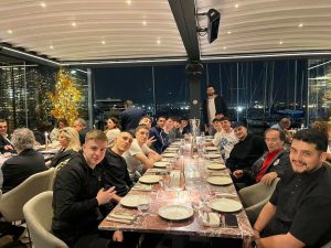 Εορταστική βραδιά για τους πρωταθλητές Έφηβους του Ολυμπιακού στο μαγαζί του Άλεκ Πίτερς