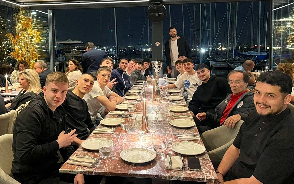 Εορταστική βραδιά για τους πρωταθλητές Έφηβους του Ολυμπιακού στο μαγαζί του Άλεκ Πίτερς