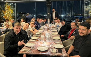 Εορταστική βραδιά για τους πρωταθλητές Έφηβους του Ολυμπιακού στο μαγαζί του Άλεκ Πίτερς