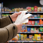 Εφιάλτης η ακρίβεια: Πάνω από το 1/3 των πολιτών κόβει ακόμα και από τα βασικά για να βγει ο μήνας