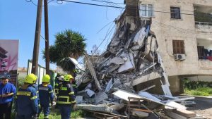 Κύπρος: Κατέρρευσε πολυκατοικία σαν χάρτινος πύργος – 3 μεταφέρθηκαν στο νοσοκομείο, μάχη για έναν εγκλωβισμένο