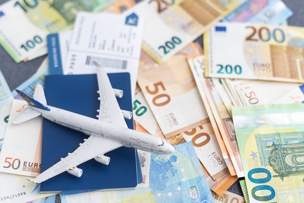 Αεροπορικά εισιτήρια: Έρχεται «τσουχτερό» καλοκαίρι με αυξήσεις έως 40% λόγω καυσίμων – Ποιες εταιρείες «κόβουν» πτήσεις