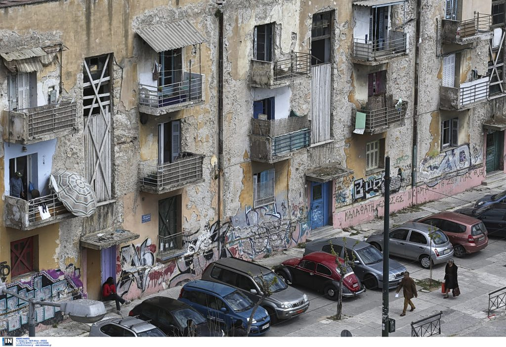 Χαϊδάρι: Ένταση και χημικά έξω από τη συνεδρίαση του Περιφερειακού Συμβουλίου σε συγκέντρωση για τα Προσφυγικά