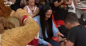 Ρομαντική στιγμή στο ΣΕΦ: Πρόταση γάμου στο Ολυμπιακός – Άρης με τη βοήθεια του Θρυλέοντα (video)
