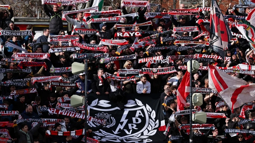 Ουρές έξω από το «Βαγιέκας» για ένα μαγικό χαρτάκι με την ΑΕΚ (vid)