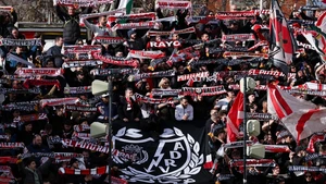 Ουρές έξω από το «Βαγιέκας» για ένα μαγικό χαρτάκι με την ΑΕΚ (vid)