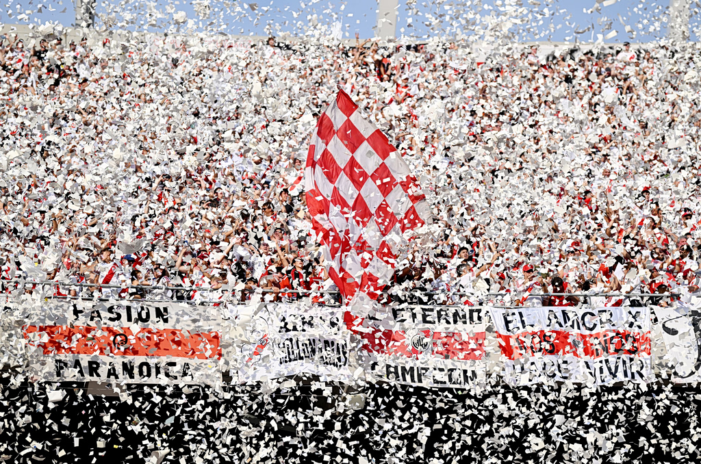 Το απόλυτο χάος στο Ρίβερ – Μπόκα: 52 τόνοι χαρτάκια, καπνοί και τρέλα (vid)