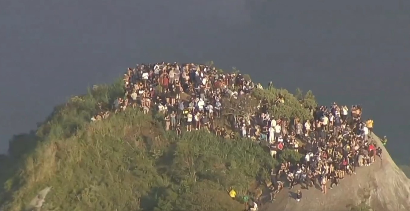 &Rho;ί&omicron; &nu;&tau;&epsilon; &Tau;&zeta;&alpha;&nu;έ&iota;&rho;&omicron;: &Pi;ά&nu;&omega; &alpha;&pi;ό 200 &tau;&omicron;&upsilon;&rho;ί&sigma;&tau;&epsilon;&sigmaf; &epsilon;&gamma;&kappa;&lambda;&omega;&beta;ί&sigma;&tau;&eta;&kappa;&alpha;&nu; &sigma;&epsilon; &beta;&omicron;&upsilon;&nu;&omicron;&kappa;&omicron;&rho;&phi;ή &lambda;ό&gamma;&omega; &alpha;&sigma;&tau;&upsilon;&nu;&omicron;&mu;&iota;&kappa;ή&sigmaf; &epsilon;&pi;&iota;&chi;&epsilon;ί&rho;&eta;&sigma;&eta;&sigmaf; (video)