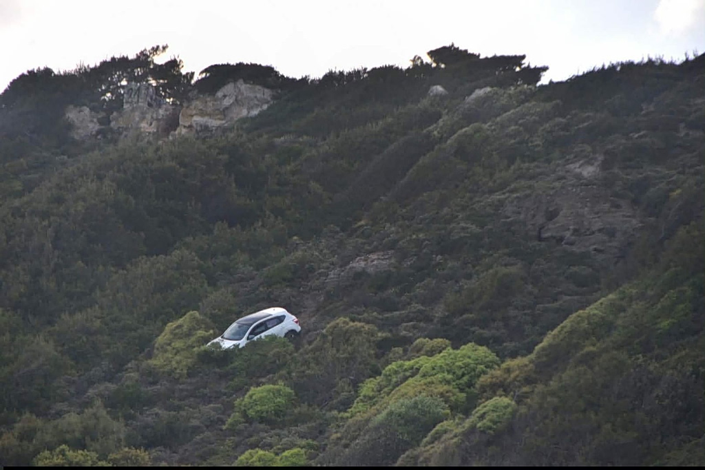 Θρίλερ στη Ρόδο: 45χρονος προσπάθησε να ρίξει στον γκρεμό ΙΧ μαζί με το παιδί και την πρώην γυναίκα του (video)