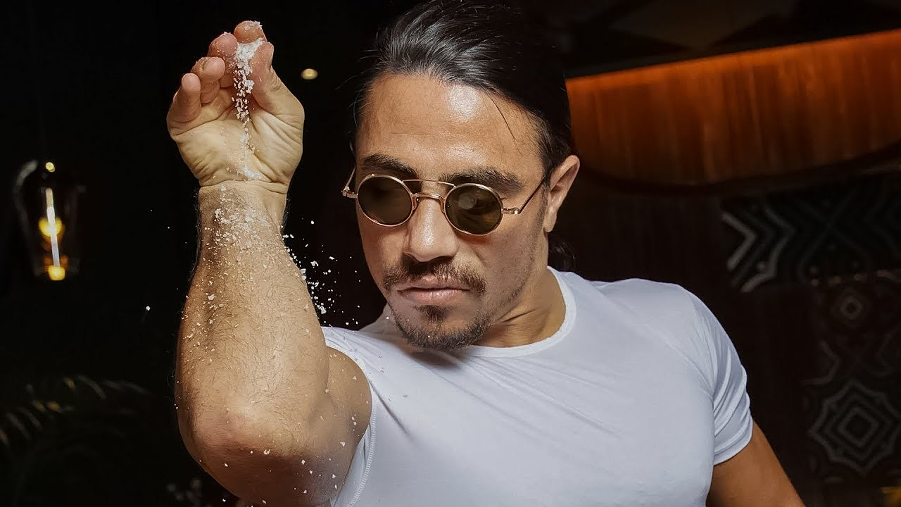Salt Bae: &Sigma;&tau;&eta; &phi;&upsilon;&lambda;&alpha;&kappa;ή &gamma;&iota;&alpha; &mu;&alpha;&sigma;&tau;&rho;&omicron;&pi;ί&alpha; &alpha;&nu;&eta;&lambda;ί&kappa;&omicron;&upsilon; &omicron; &alpha;&delta;&epsilon;&lambda;&phi;ό&sigmaf; &tau;&omicron;&upsilon; &delta;&iota;ά&sigma;&eta;&mu;&omicron;&upsilon; &Tau;&omicron;ύ&rho;&kappa;&omicron;&upsilon; &sigma;&epsilon;&phi;