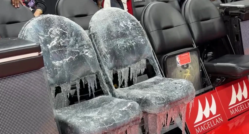 Ο Drake έκανε προμόσιον το νέου του άλμπουμ με δύο παγωμένες καρέκλες στο ματς των Ράπτορς (vid)