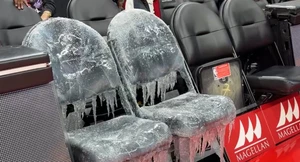 Ο Drake έκανε προμόσιον το νέου του άλμπουμ με δύο παγωμένες καρέκλες στο ματς των Ράπτορς (vid)