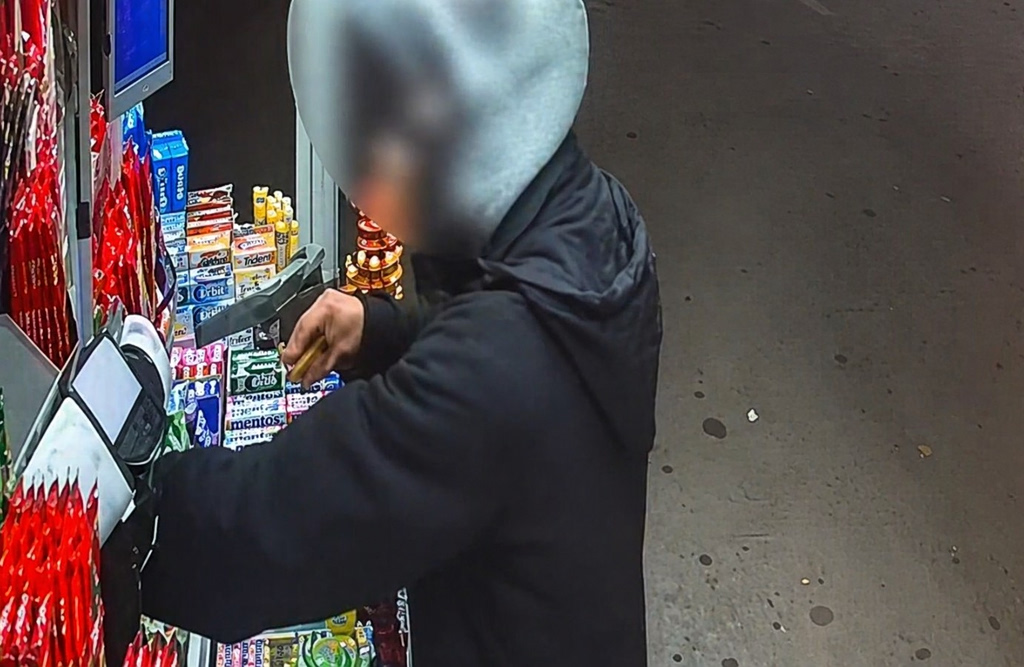 Νότια Προάστια: Ανήλικοι λήστευαν περίπτερα και βενζινάδικα με χατζάρες και όπλα – Καρέ καρέ η δράση τους