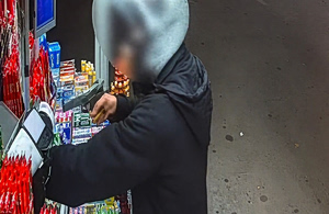 Καρέ καρέ η δράση συμμορίας ανηλίκων που έκλεβε περίπτερα και βενζινάδικα στα Νότια Προάστια – Ο δράστης απειλεί τον υπάλληλο με όπλο