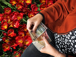 Ανατροπή στις ημερομηνίες: Πότε μπαίνουν οι συντάξεις Μαΐου στους λογαριασμούς