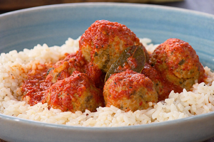 Ο Δημήτρης Σκαρμούτσος ετοιμάζει λαχταριστά κεφτεδάκια με σάλτσα πιπεριάς Φλωρίνης