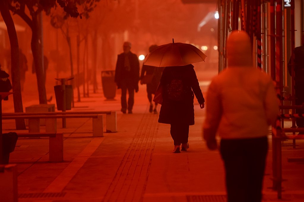 Η Κρήτη στα κόκκινα: Το εντυπωσιακό πέπλο αφρικανικής σκόνης και το βίντεο με τη γιαγιά που νόμιζε ότι ήρθε η Δευτέρα Παρουσία