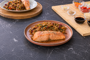 Γευστικός συνδυασμός – ανατροπή: Ο Δημήτρης Σκαρμούτσος ετοιμάζει σολομό με noodles