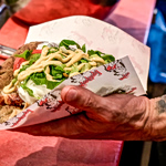 Είδος πολυτελείας το τυλιχτό σουβλάκι: Ξεπερνά πλέον τα 5 ευρώ σε πολλές περιοχές – Πού αγγίζει τα 7 ευρώ