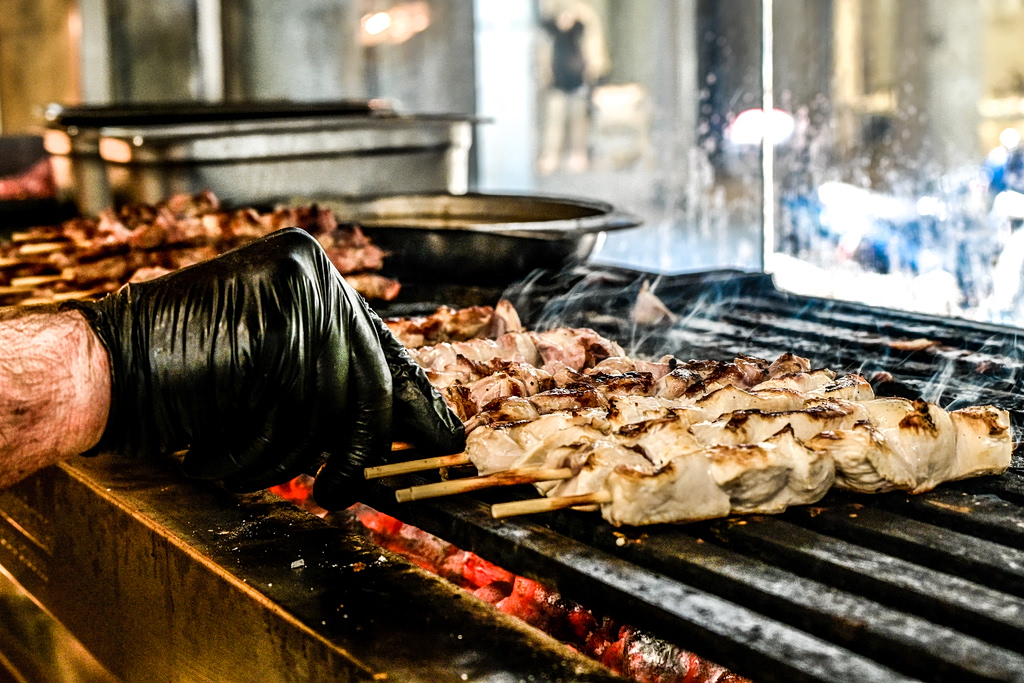 Σουβλάκι από «χρυσό»: Είναι ακόμα το «λαϊκό φαγητό»;