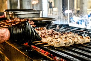 Σουβλάκι από «χρυσό»: Είναι ακόμα το «λαϊκό φαγητό»;