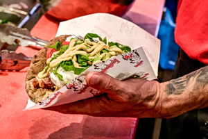 Είδος πολυτελείας το τυλιχτό σουβλάκι: Ξεπερνά πλέον τα 5 ευρώ σε πολλές περιοχές – Πού αγγίζει τα 7 ευρώ