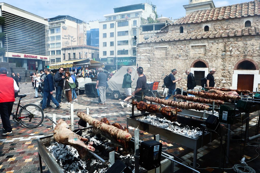 Κυριακή του Πάσχα: Η «μάχη» του οβελία – Γιορτινή ατμόσφαιρα, σούβλες με αρνιά και κοκορέτσια σε όλη τη χώρα