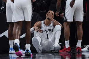 «Διπλό» στο Σαν Αντόνιο οι Μπλέιζερς, αγωνία για Γουεμπανιάμα που υπέστη διάσειση – Μπρέικ των Σίξερς και 2-0 οι Λέικερς